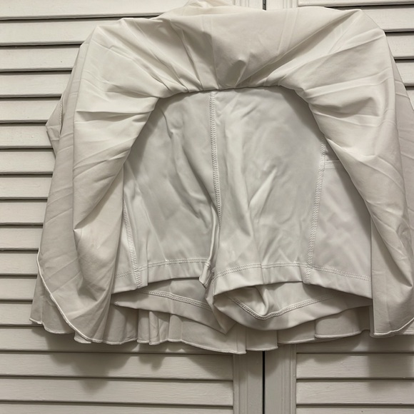 aritzia tennis skort in white - Picture 2 of 4